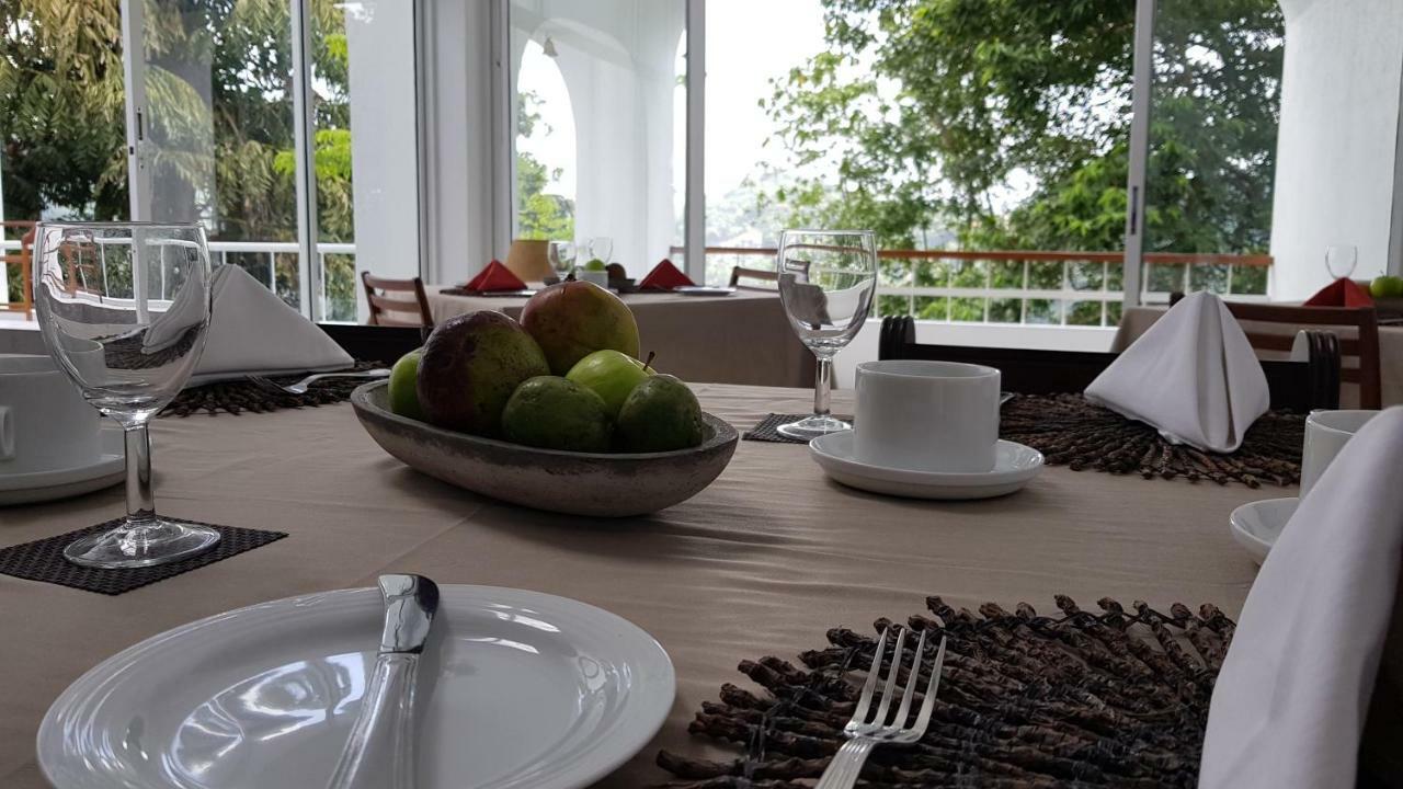 Regent Lodge Hotel & Villa Канди Экстерьер фото